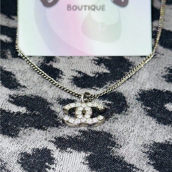 Chanel: Rhinestone CC Pendant Reversible Silver Necklace - Picture 4 of 12